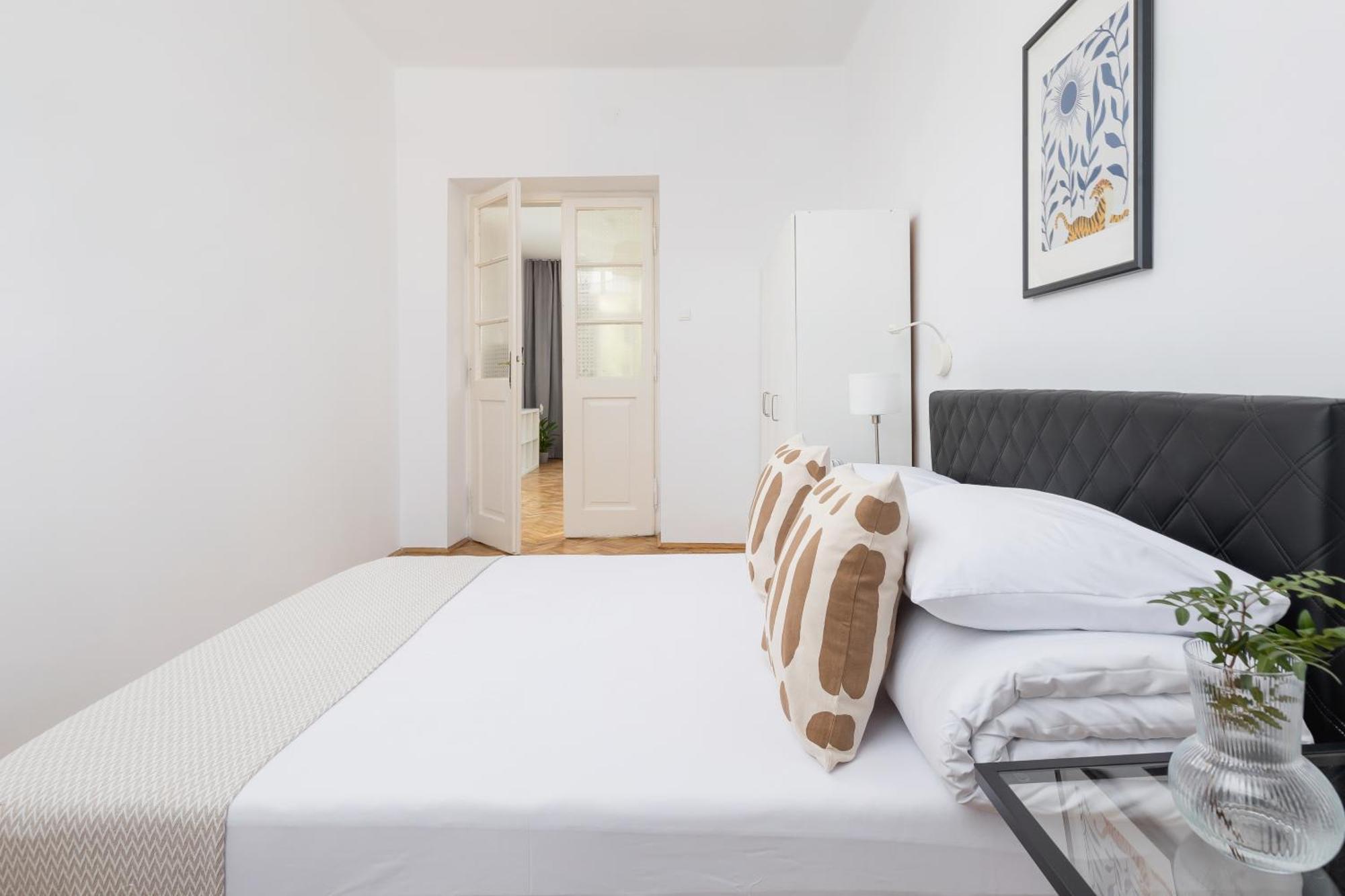 1-Bedroom Apartment With Balcony - Dluga 65 Cracovie Extérieur photo